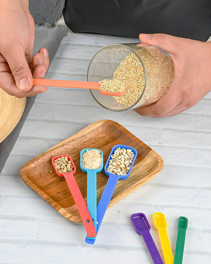 Color Plastic Measuring Cups M