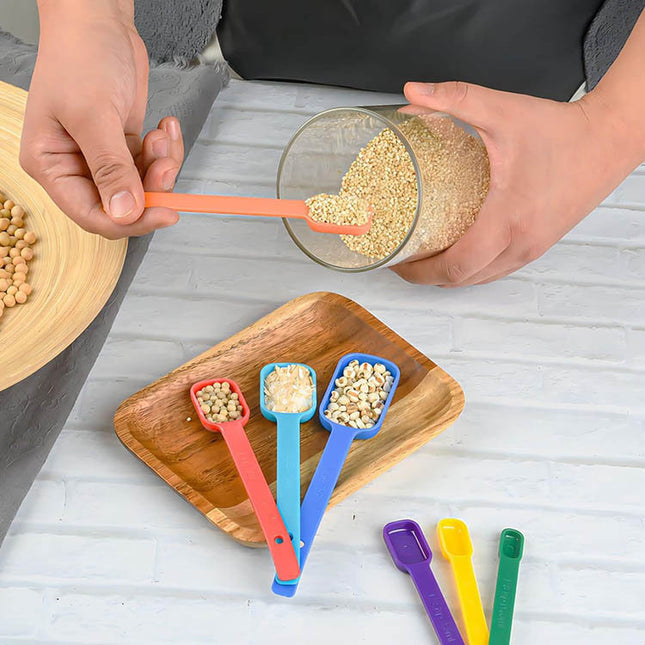 Color Plastic Measuring Cups M